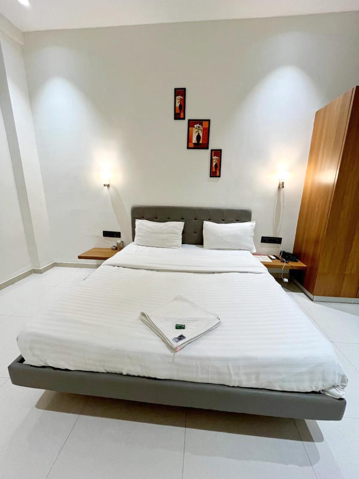 Hotel Gold Palace Inn Surat Zewnętrze zdjęcie