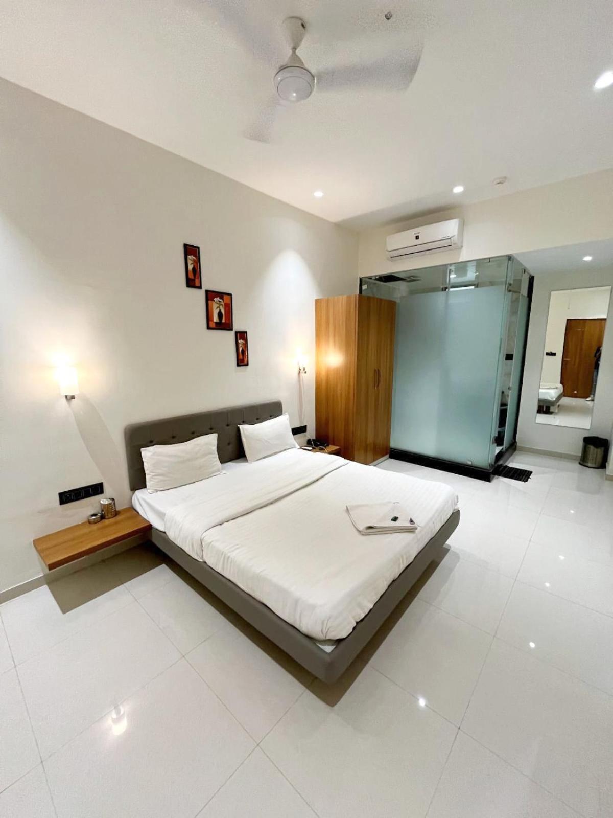 Hotel Gold Palace Inn Surat Zewnętrze zdjęcie