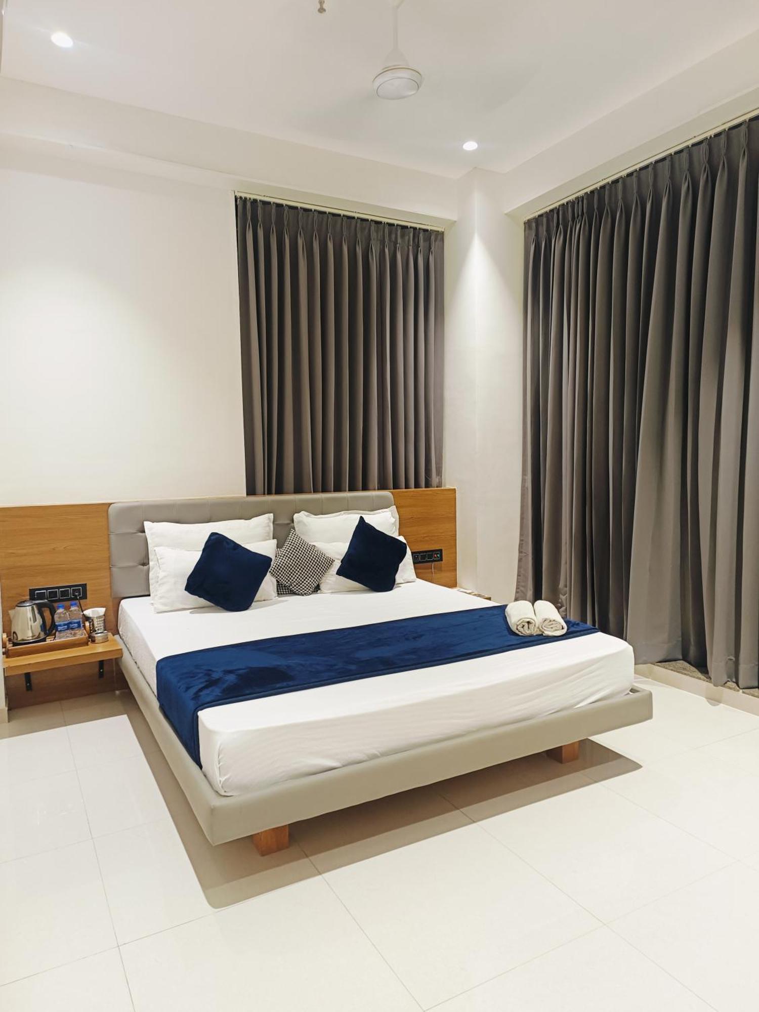 Hotel Gold Palace Inn Surat Zewnętrze zdjęcie