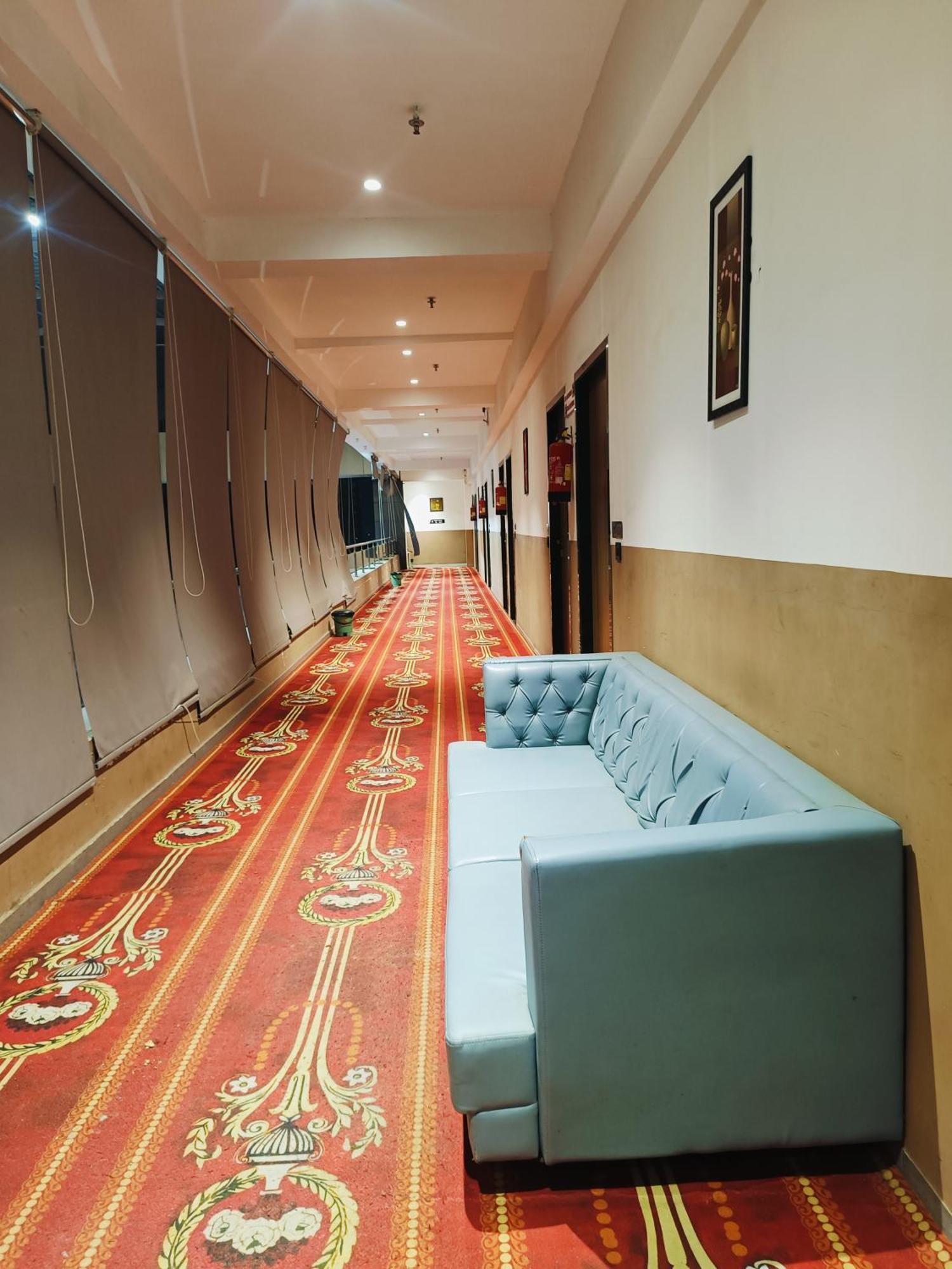 Hotel Gold Palace Inn Surat Zewnętrze zdjęcie